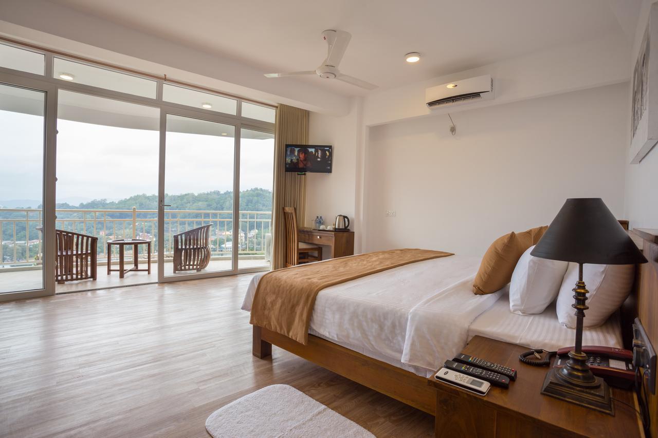 קנדי Sandriana Lake View Hotel מראה חיצוני תמונה