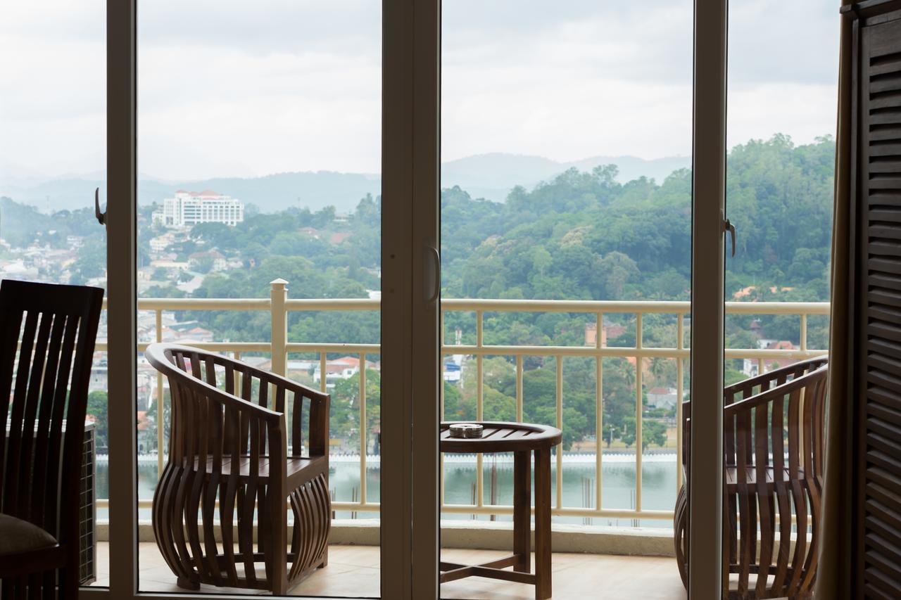 קנדי Sandriana Lake View Hotel מראה חיצוני תמונה