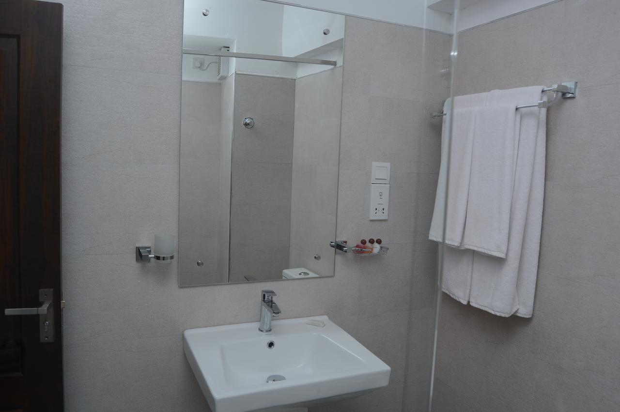 קנדי Sandriana Lake View Hotel מראה חיצוני תמונה