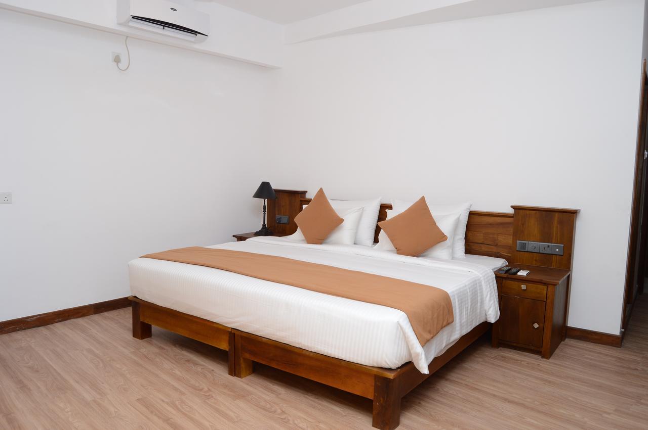 קנדי Sandriana Lake View Hotel מראה חיצוני תמונה