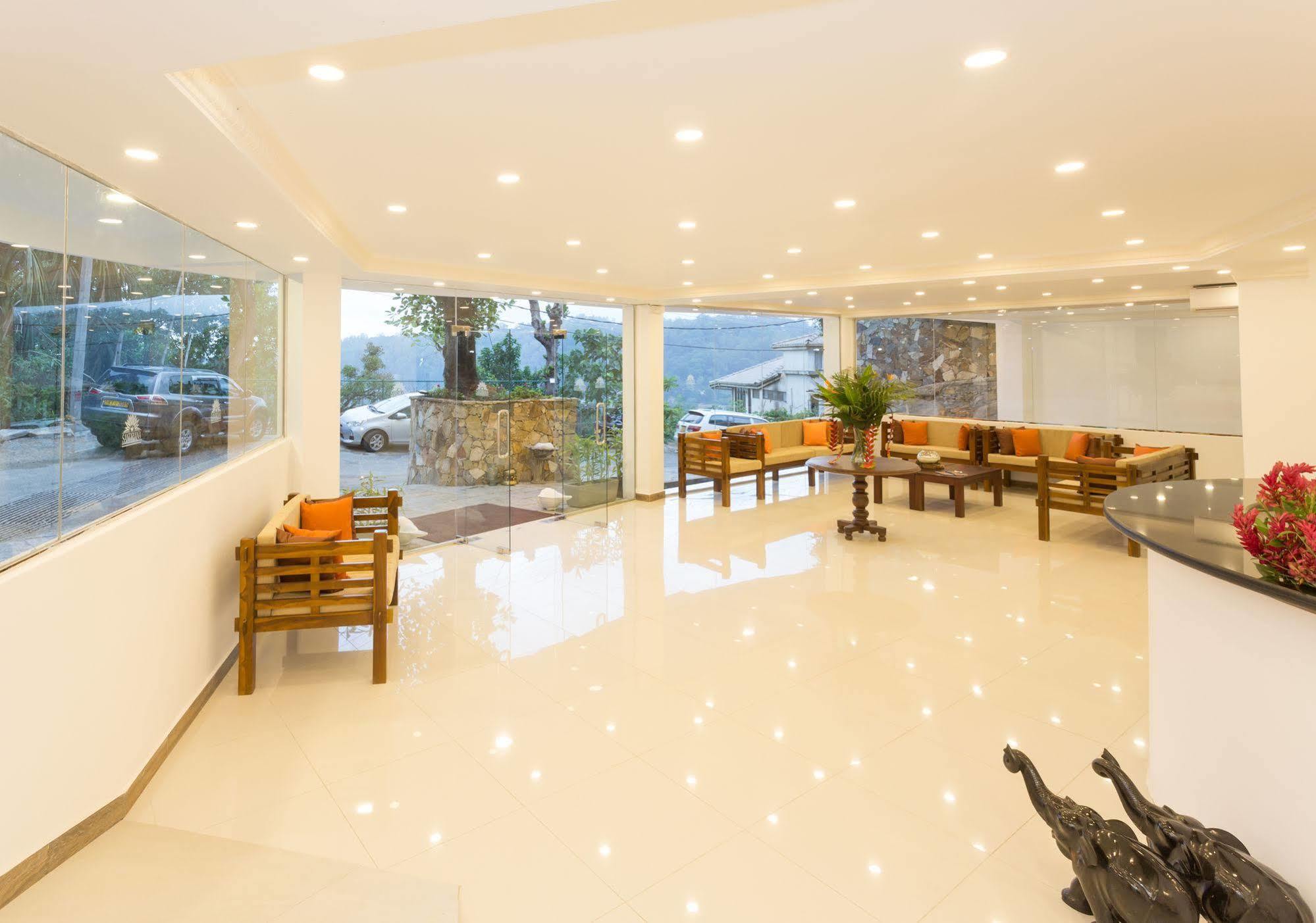 קנדי Sandriana Lake View Hotel מראה חיצוני תמונה