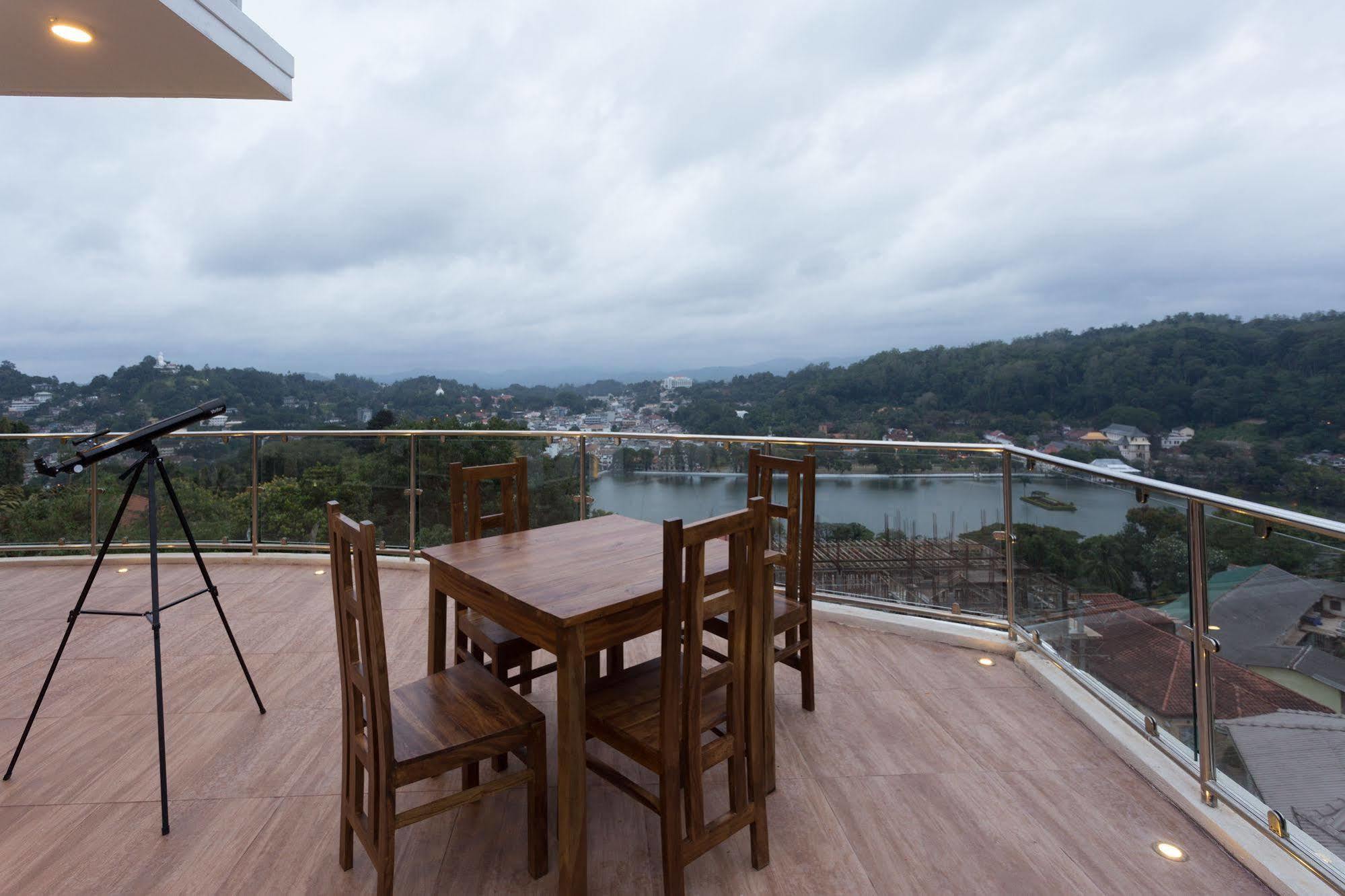 קנדי Sandriana Lake View Hotel מראה חיצוני תמונה