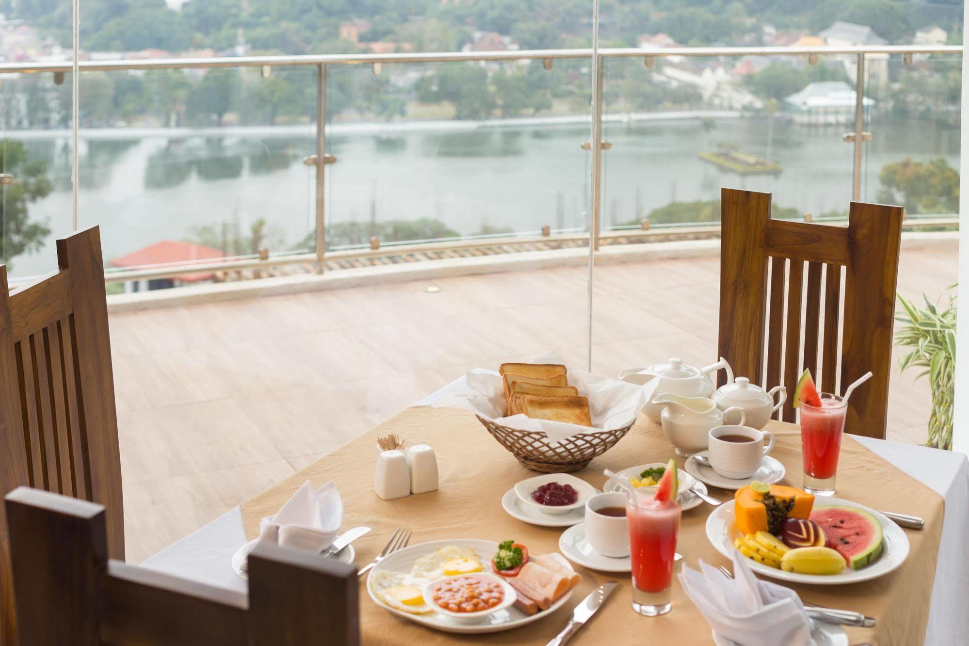 קנדי Sandriana Lake View Hotel מראה חיצוני תמונה
