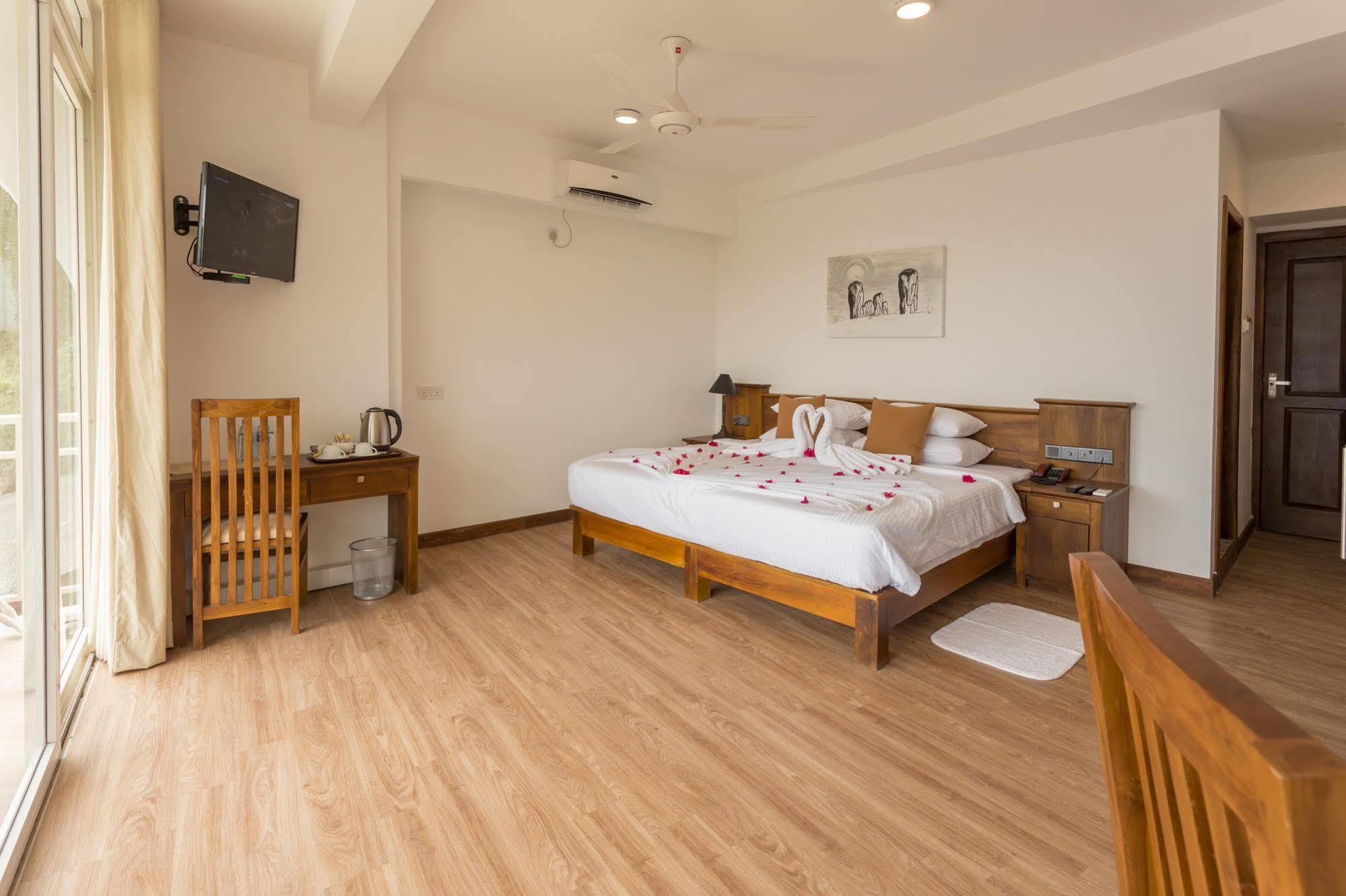 קנדי Sandriana Lake View Hotel מראה חיצוני תמונה
