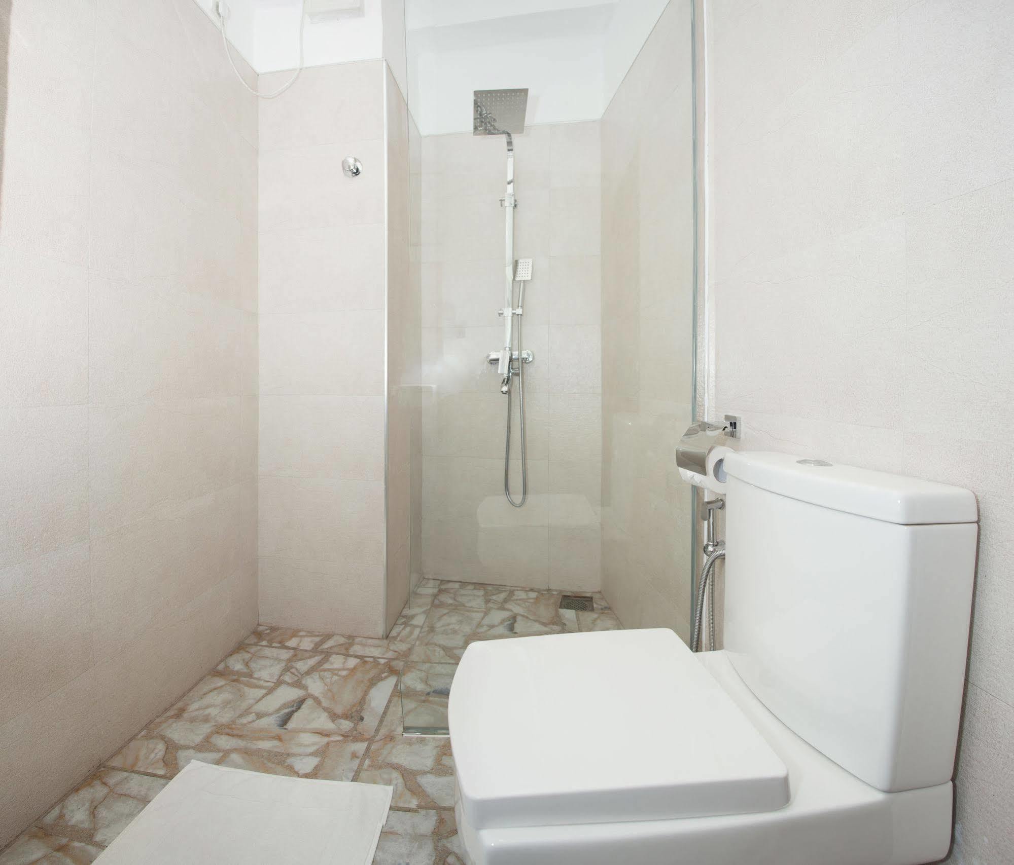 קנדי Sandriana Lake View Hotel מראה חיצוני תמונה