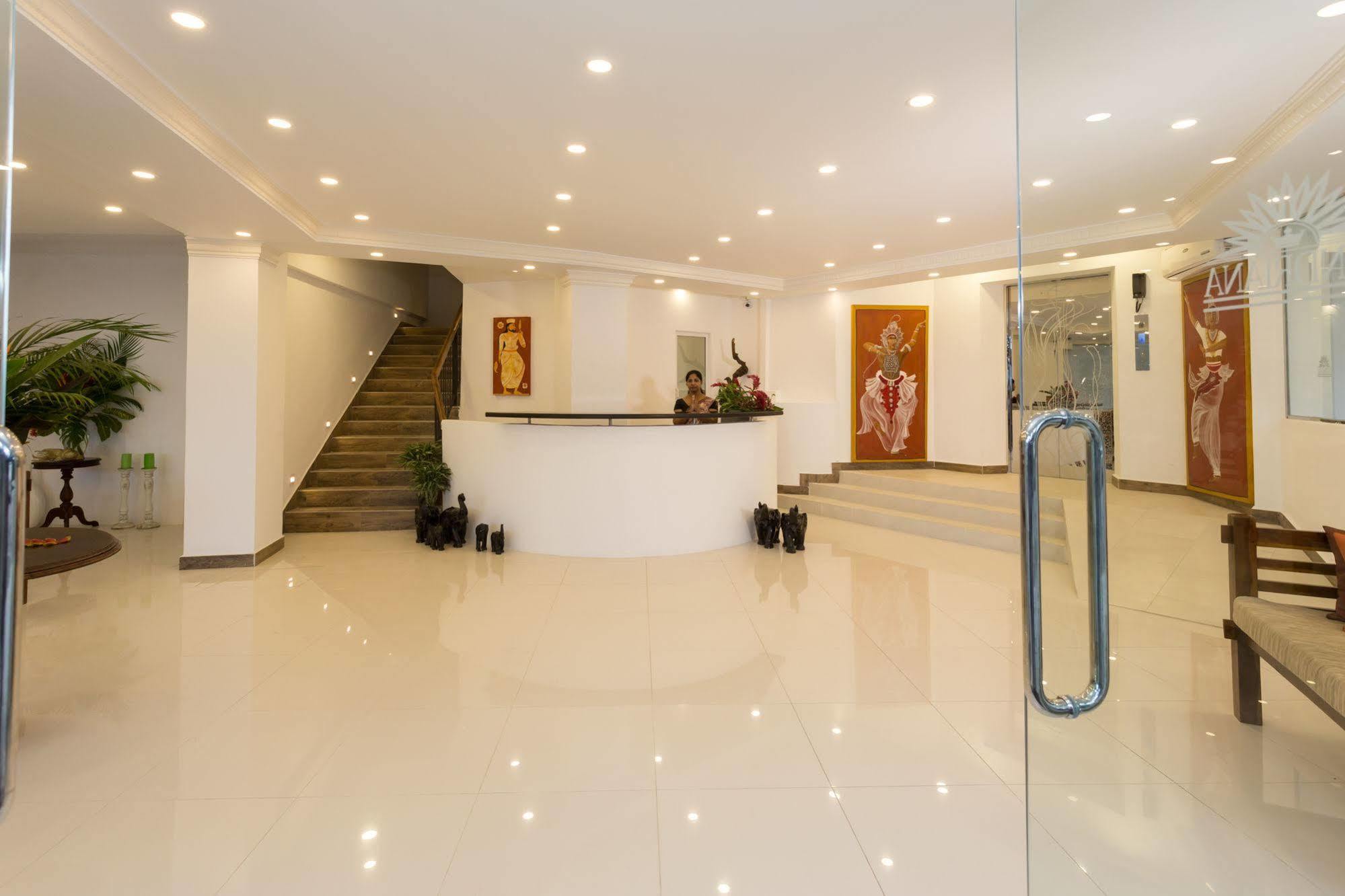 קנדי Sandriana Lake View Hotel מראה חיצוני תמונה