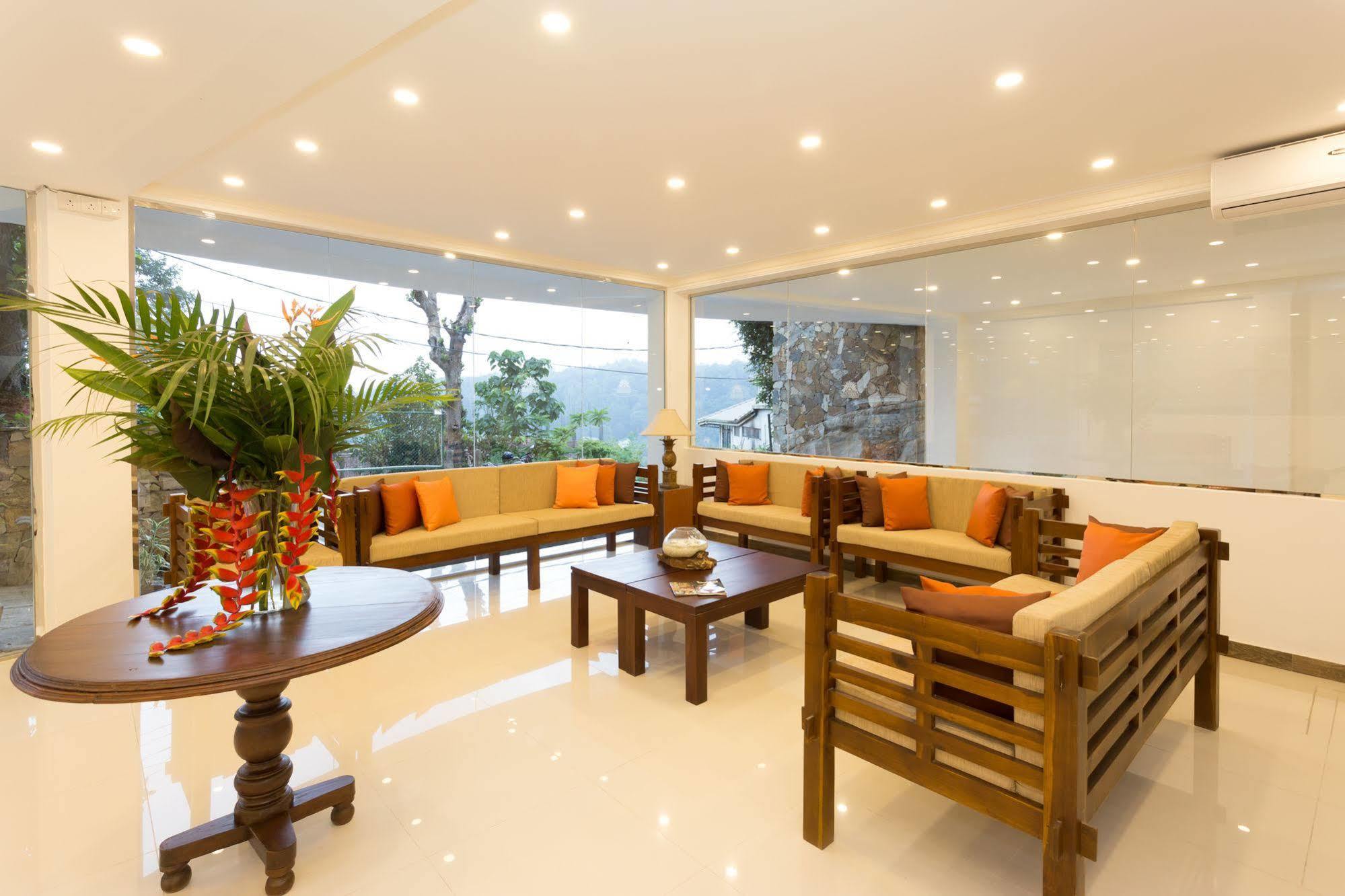 קנדי Sandriana Lake View Hotel מראה חיצוני תמונה