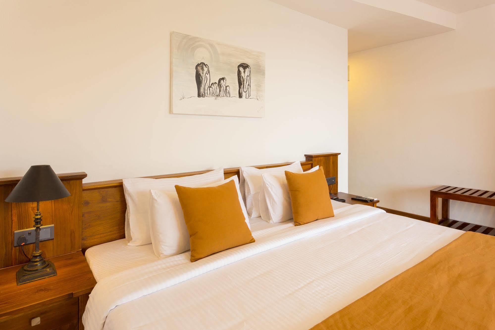 קנדי Sandriana Lake View Hotel מראה חיצוני תמונה