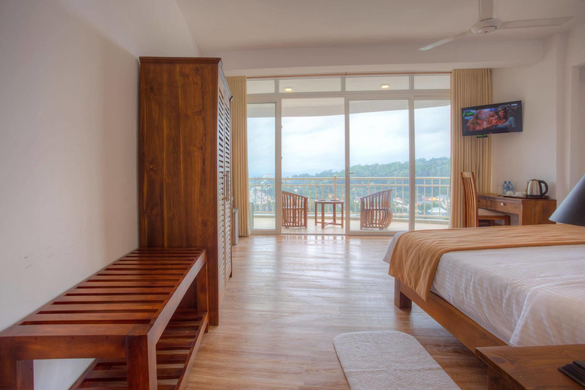 קנדי Sandriana Lake View Hotel מראה חיצוני תמונה