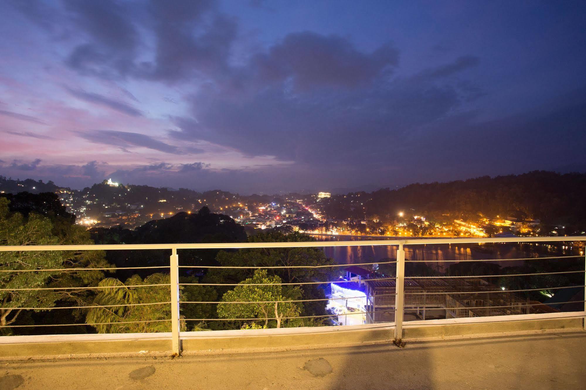 קנדי Sandriana Lake View Hotel מראה חיצוני תמונה