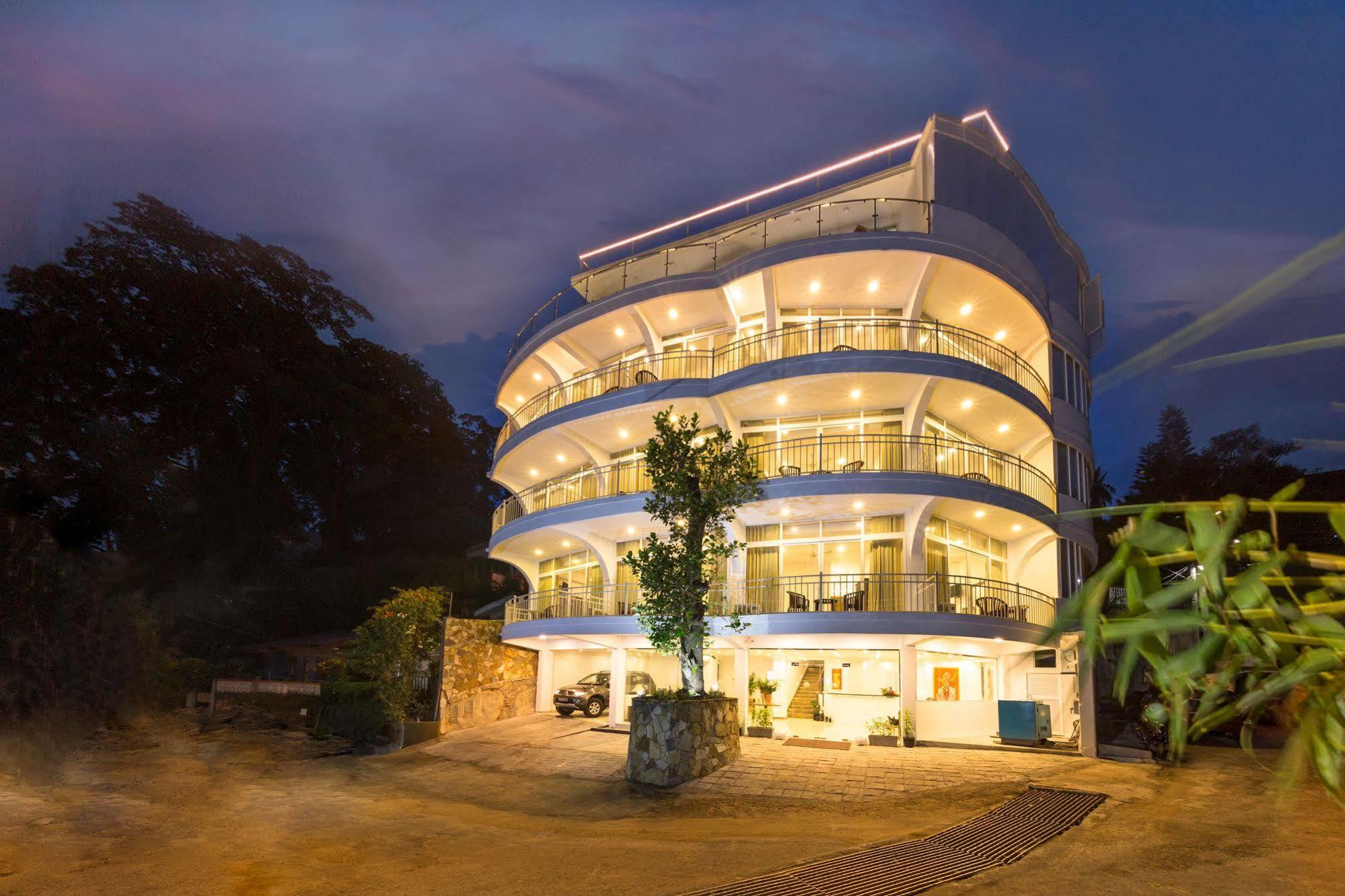 קנדי Sandriana Lake View Hotel מראה חיצוני תמונה